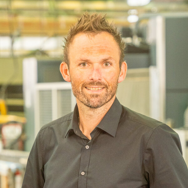 Porträt von Thomas Löcker, Geschäftsführer bei Metallbau Saller, in der Werkstatt